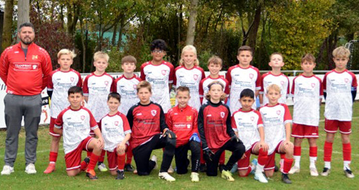 Überraschung für die U 12 der JSG Rethmar/Haimar-Dolgen: Neue Trikots