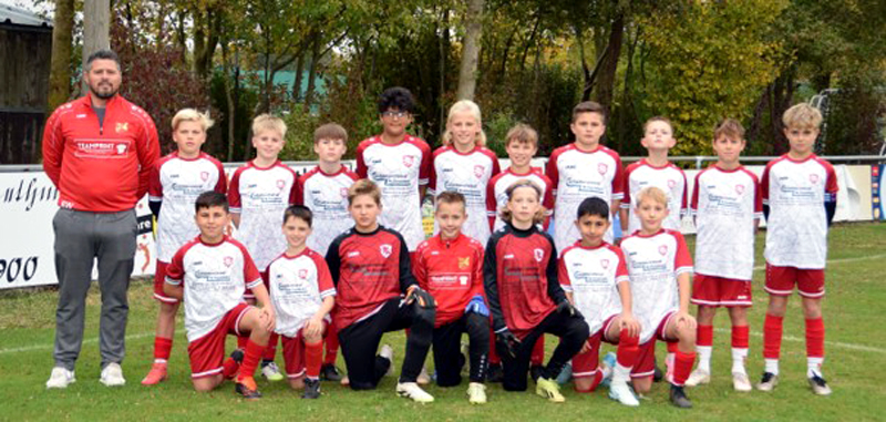 Überraschung für die U 12 der JSG Rethmar/Haimar-Dolgen: Neue Trikots
