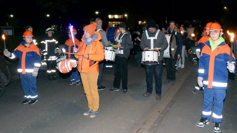 Zahlreiche Laternengänger kommen zum Wehminger Laternenumzug