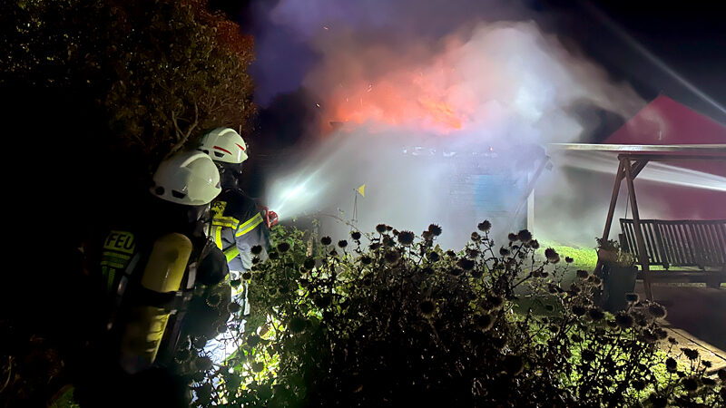 Laubenbrand in Müllingen: vier Ortsfeuerwehren im Einsatz – Tauchergruppe gefordert