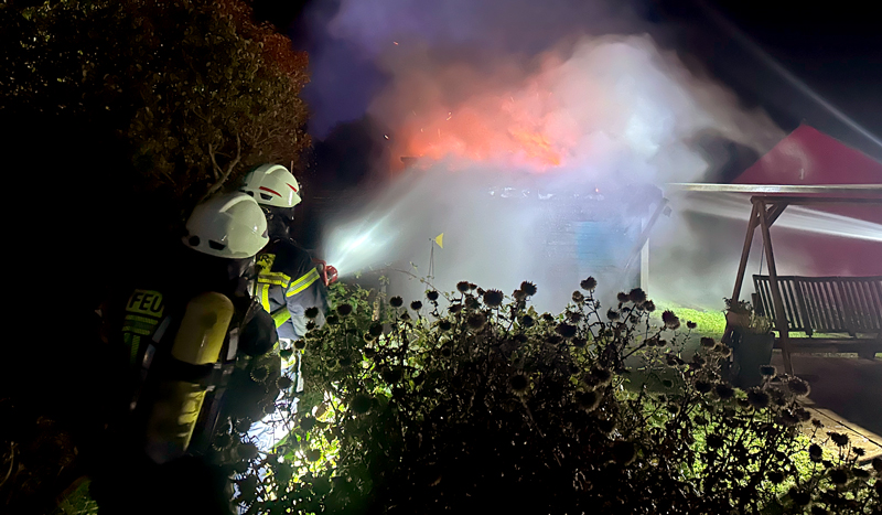 Laubenbrand in Müllingen: vier Ortsfeuerwehren im Einsatz – Tauchergruppe gefordert