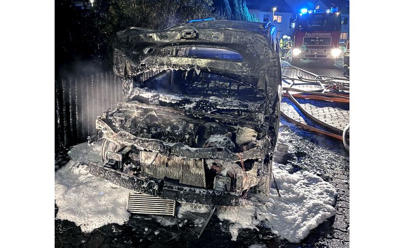 Personenwagen brennt in Sehnde vollständig aus
