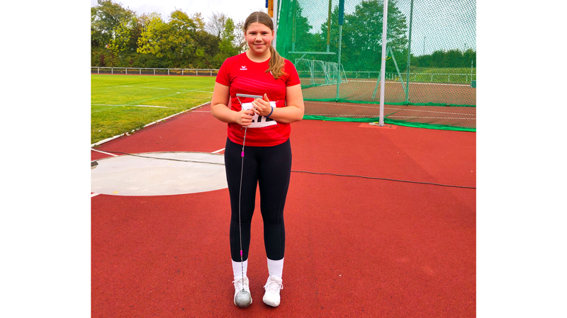 Bezirksmeisterin und Bestweite: Pia Stevanovic gewinnt im Hammerwerfen der U 16