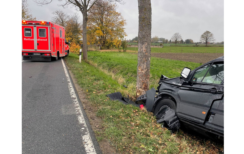 Transporter prallt vor Bolzum gegen Baum – eine Person verletzt