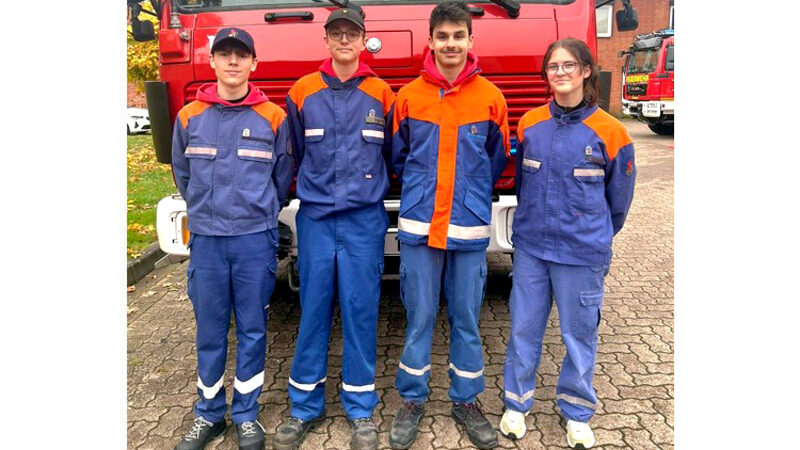 Vier Mitglieder mit der Jugendflamme der Stufe 3 ausgezeichnet