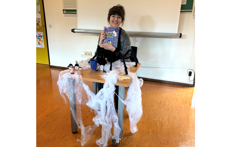 Lesung in Lehrte: Sandra Bayer hat „Schrecklich geheime Geisterbahn-Geheimnisse“