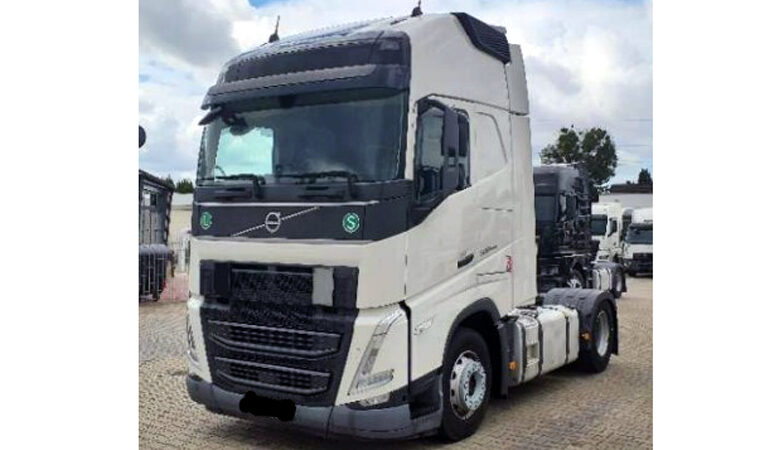 Zwei Sattelzugmaschinen im Wert von 180.000 Euro gestohlen