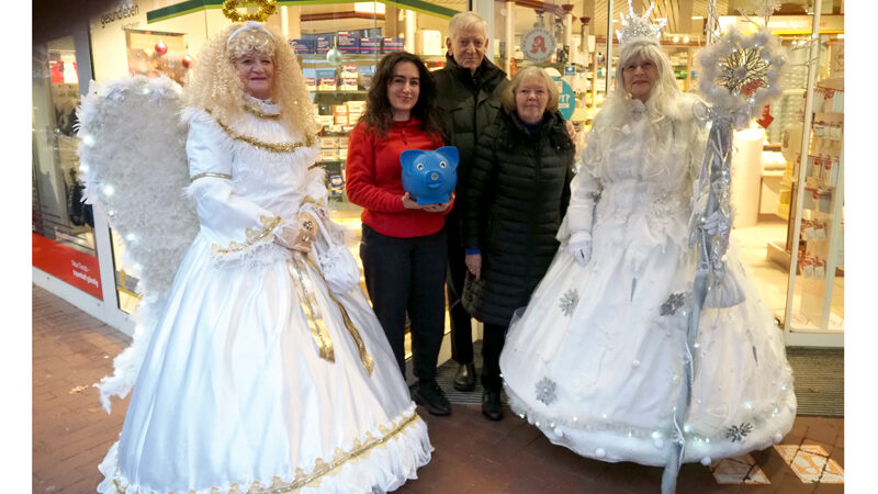 Engel sammeln in der Mittelstraße vor der Sonnen Apotheke