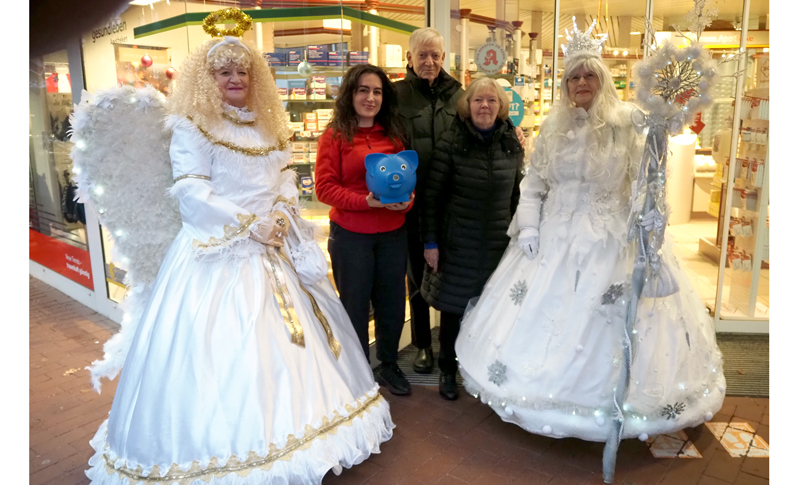 Engel sammeln in der Mittelstraße vor der Sonnen Apotheke