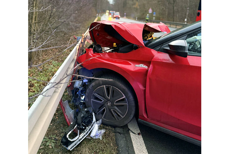 Zwei Verletzte bei schwerem Verkehrsunfall auf der B 443 – zwei weitere Einsätze