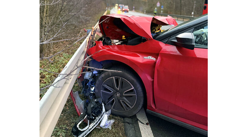 Zwei Verletzte bei schwerem Verkehrsunfall auf der B 443 – zwei weitere Einsätze