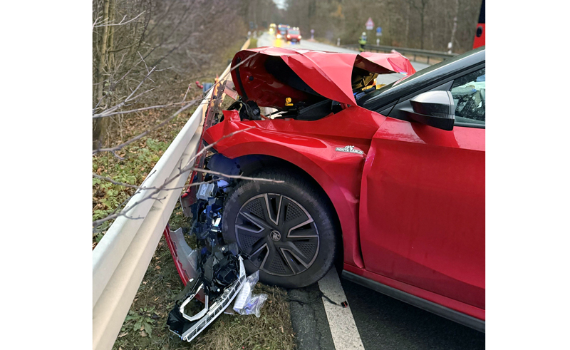 Zwei Verletzte bei schwerem Verkehrsunfall auf der B 443 – zwei weitere Einsätze
