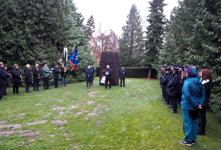 Zentrale Gedenkfeier in Sehnde zum Volkstrauertag 2025