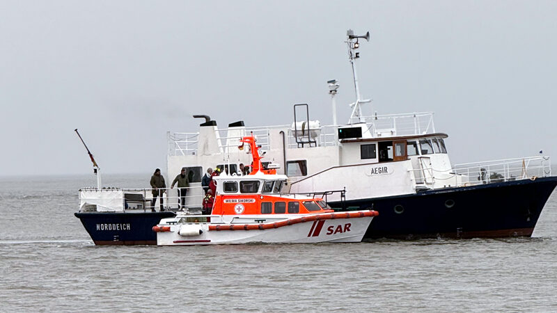 Bestattungsschiff kommt auf Sandbank vor Juist fest – Seenotretter sichern Passagiere