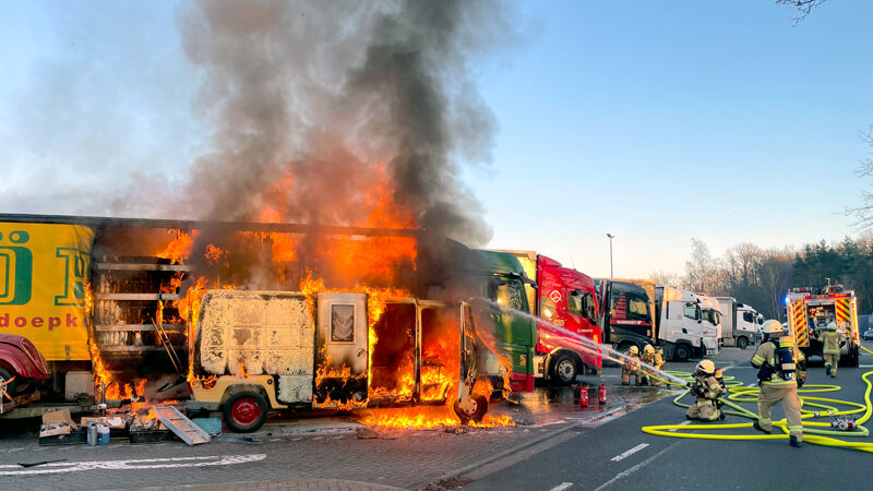 Schwerer Fahrzeugbrand auf der A 2 auf dem Rastplatz bei Lehrte