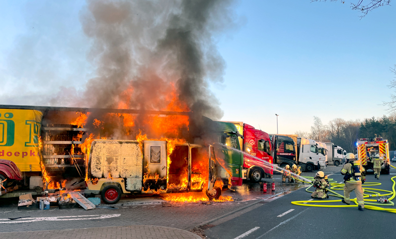 Schwerer Fahrzeugbrand auf der A 2 auf dem Rastplatz bei Lehrte