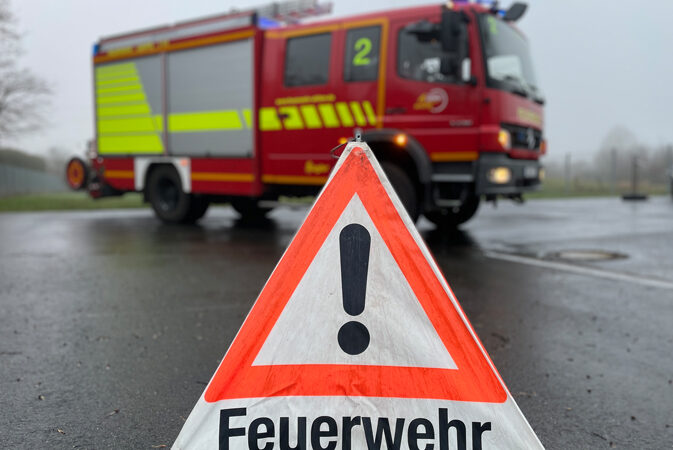 Parkende PKW behindern Feuerwehreinsatz in Ahlten