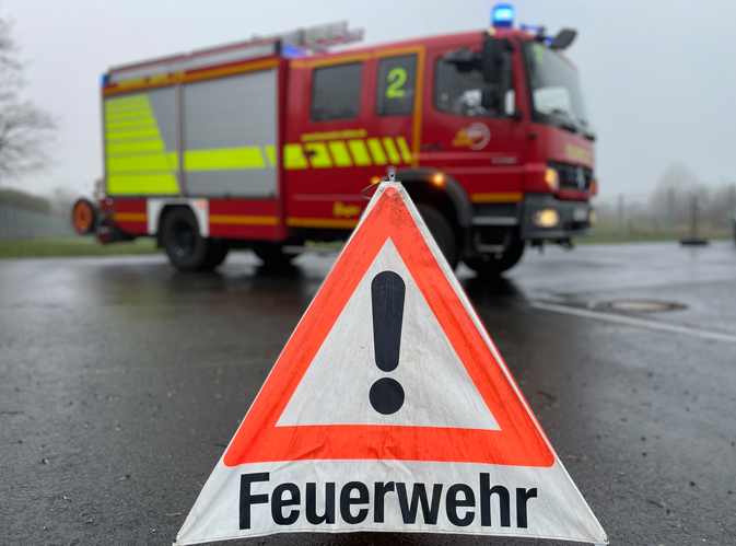 Parkende PKW behindern Feuerwehreinsatz in Ahlten