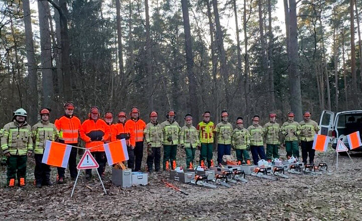„Achtung – Baum fällt“: Stadtfeuerwehr Lehrte bildet elf neue Motorsägenführer aus