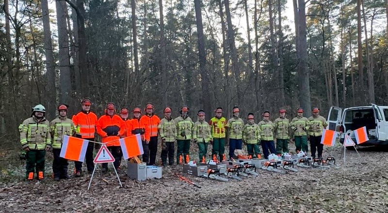 „Achtung – Baum fällt“: Stadtfeuerwehr Lehrte bildet elf neue Motorsägenführer aus