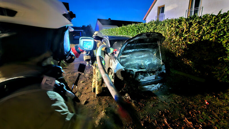 Feuerwehr Arpke löscht PKW Brand und verhindert Übergriff