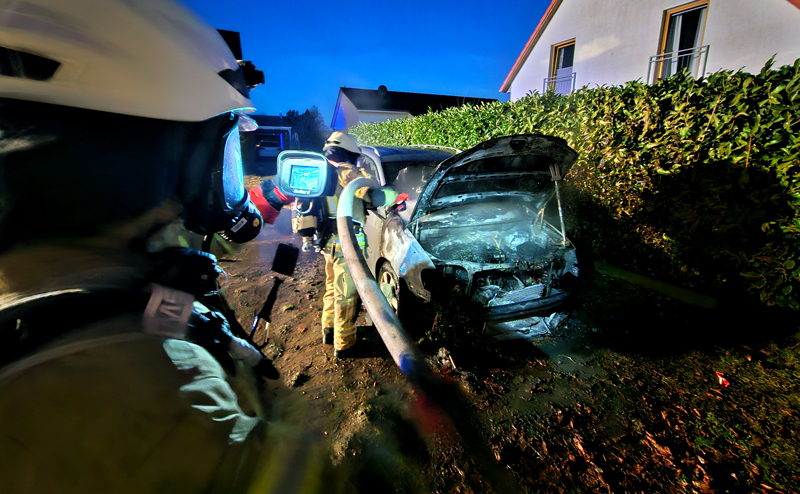 Feuerwehr Arpke löscht PKW Brand und verhindert Übergriff