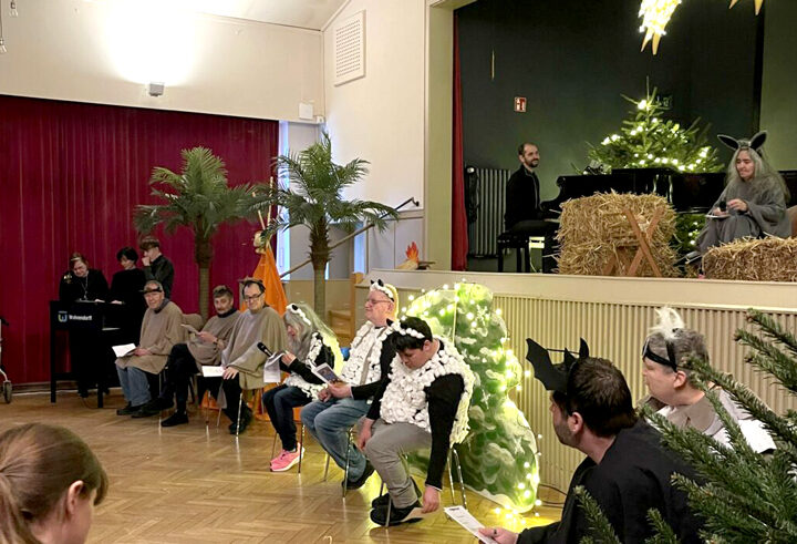 Traditionelles Krippenspiel am Heiligabend in Köthenwald