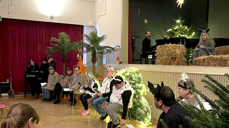 Traditionelles Krippenspiel am Heiligabend in Köthenwald