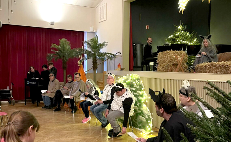 Traditionelles Krippenspiel am Heiligabend in Köthenwald