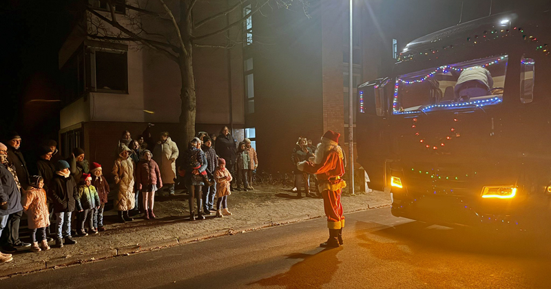 Weihnachtsmann reist mit dem Truck durch Sehnde
