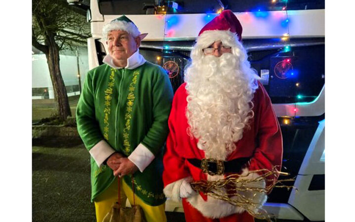 Weihnachtstruck des Weihnachtsmannes fährt wieder durch Sehnde