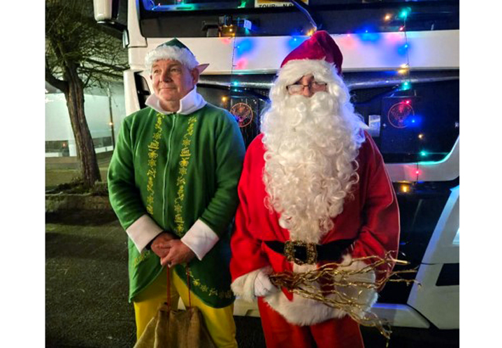 Weihnachtstruck des Weihnachtsmannes fährt wieder durch Sehnde