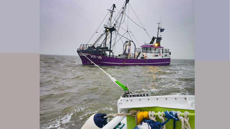 Seenotretter schleppen dänischen Fischkutter frei