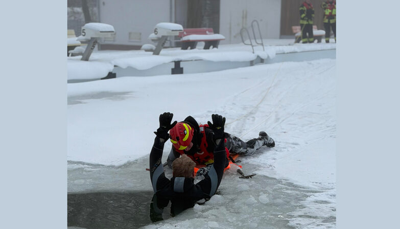 Taucher der Feuerwehr Sehnde üben Eisrettung unter Einsatzbedingungen