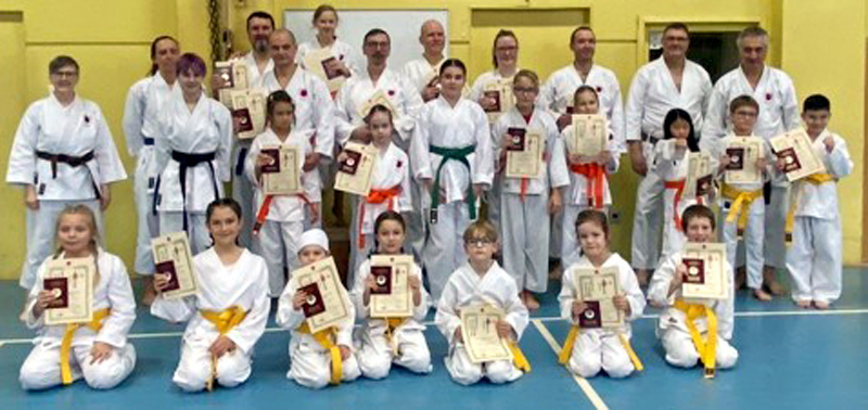 Das Karate Dojo Lehrte begrüßt 2026 mit 27 bestandenen Prüfungen