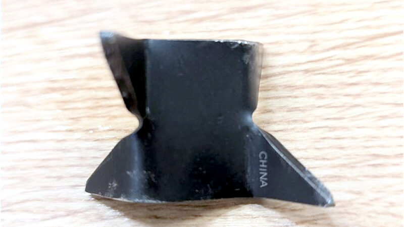 Gefährlicher Eingriff in den Straßenverkehr: Krähenfuß auf Fahrbahn