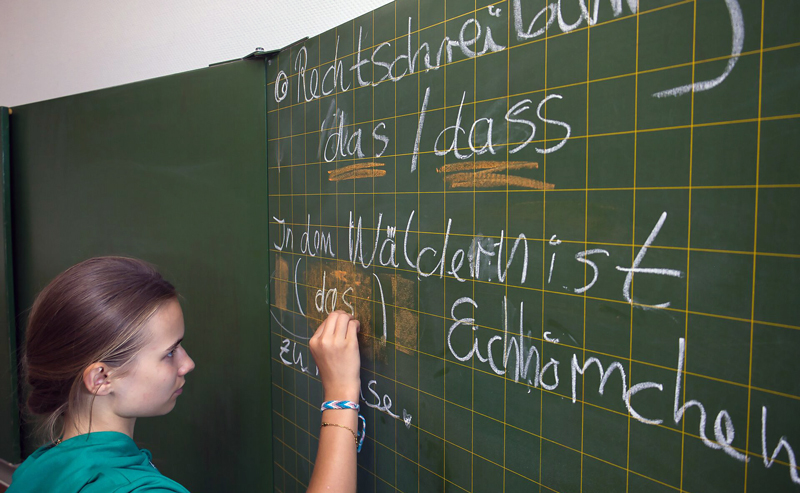 Fehlerfrei ins zweite Halbjahr: Studienkreis Sehnde verschenkt Rechtschreib-Ratgeber