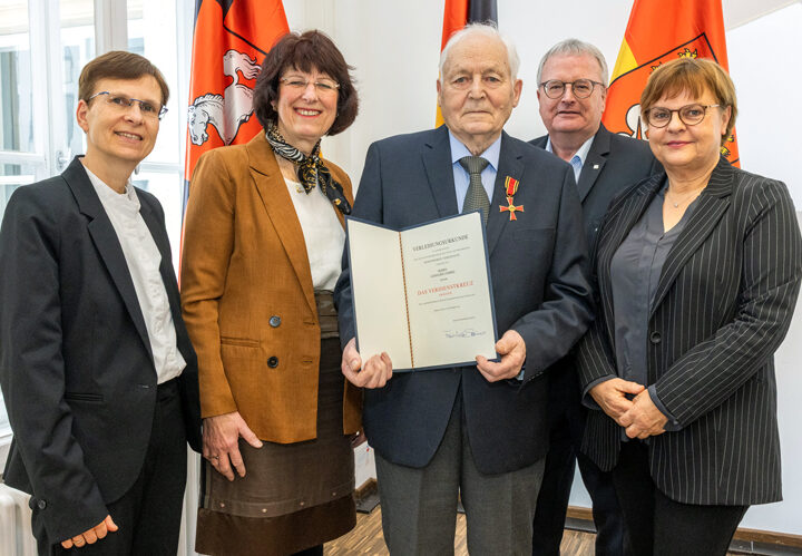Gerhard Lehrke aus Sehnde erhält das Verdienstkreuz am Bande im Haus der Region