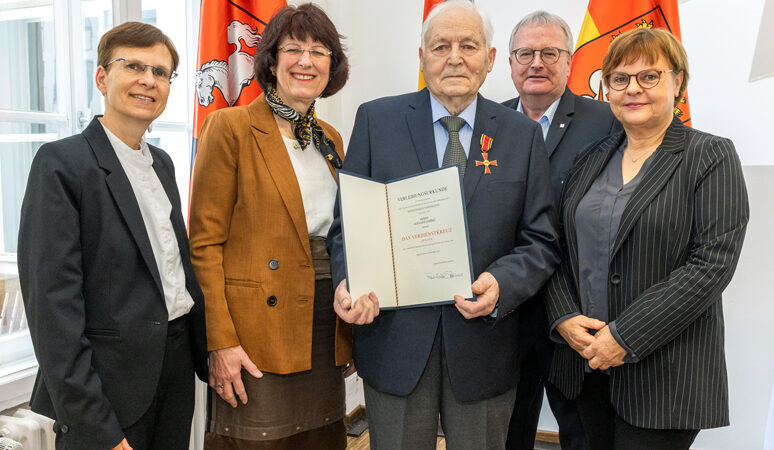 Gerhard Lehrke aus Sehne erhält das Verdienstkreuz am Bande im Haus der Region