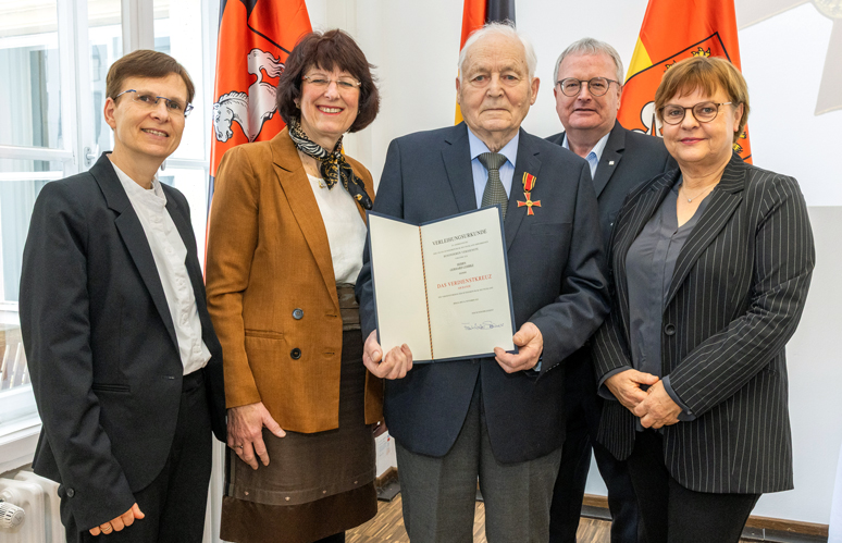 Gerhard Lehrke aus Sehnde erhält das Verdienstkreuz am Bande im Haus der Region