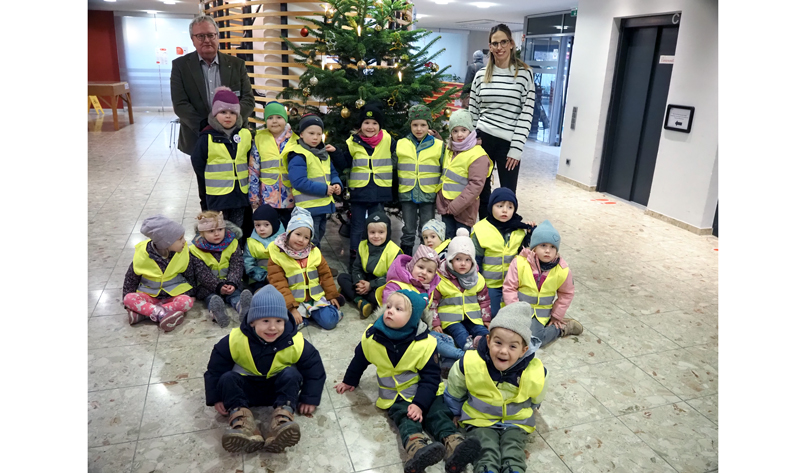 Weihnachtsbaum im Rathaus aufgestellt und geschmückt