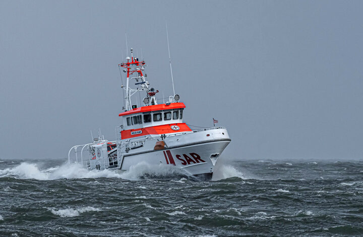 Wassereinbruch auf Traditionsschiff: Seenotretter und Mehrzweckschiff befreien Segler aus Gefahr