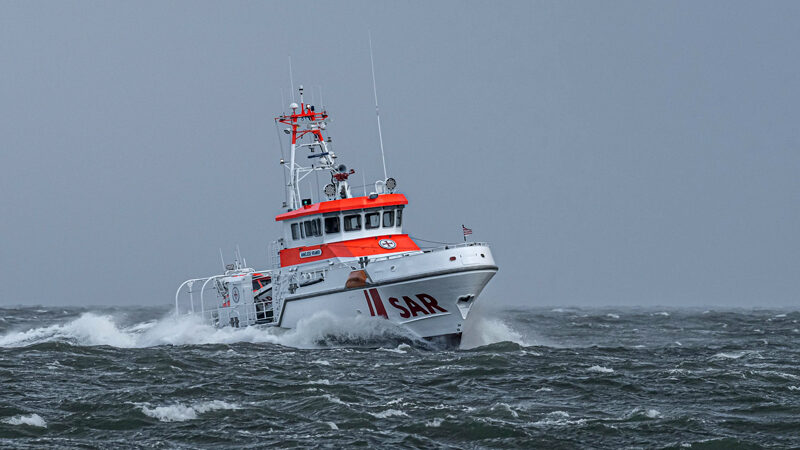Wassereinbruch auf Traditionsschiff: Seenotretter und Mehrzweckschiff befreien Segler aus Gefahr