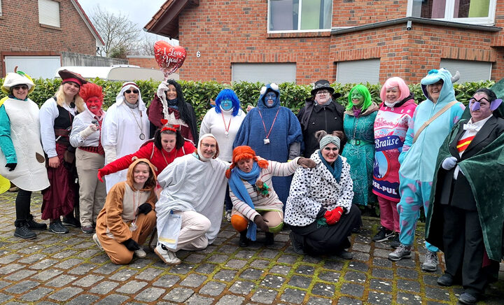 Fastnachtsfrauen ziehen durch Wehmingen