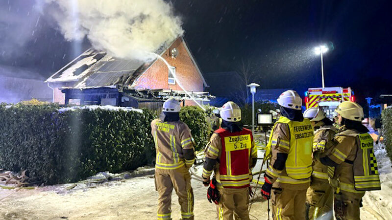 Dachstuhlbrand in Immensen: 80 Einsatzkräfte bei winterlichen Bedingungen gefordert