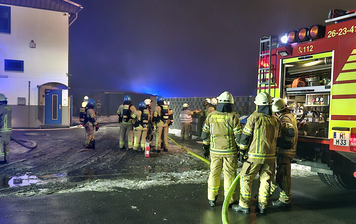 Ortsfeuerwehr Sievershausen im zweiten Löscheinsatz – Container auf Betriebsgelände brennt