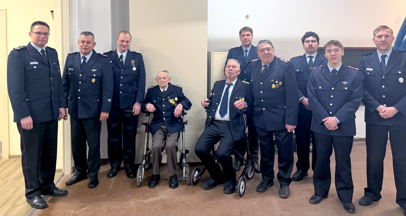 Über 200 Jahre Feuerwehrdienst: Ehrungen prägen Jahreshauptversammlung in Klein Lobke