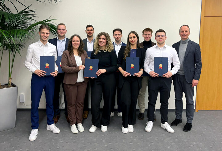 Sieben Azubis der Volksbank eG beenden Ausbildung erfolgreich