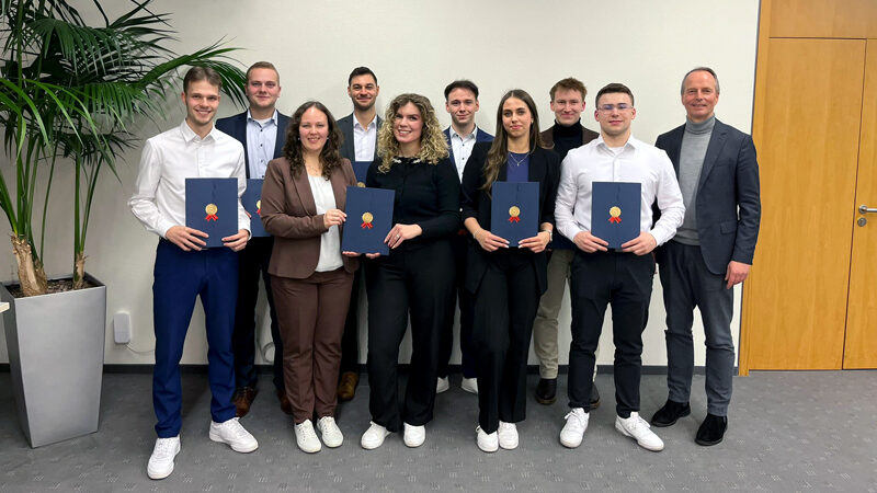 Sieben Azubis der Volksbank eG beenden Ausbildung erfolgreich