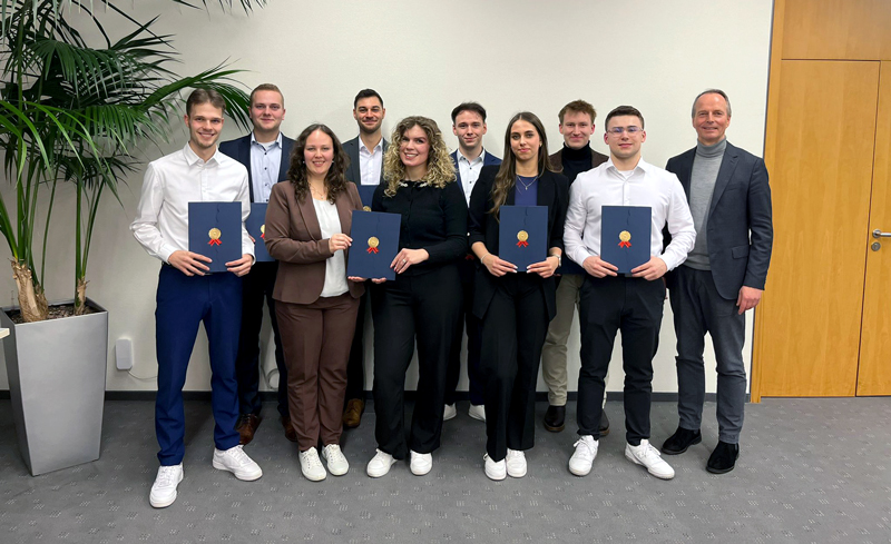 Sieben Azubis der Volksbank eG beenden Ausbildung erfolgreich